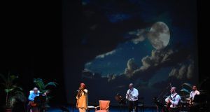 Los Hermanos Naturales y Betsayda Machado