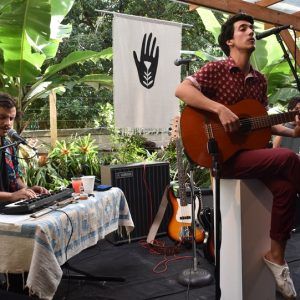 El cantautor Jhonny Seghabi se graduó en Escapismo Seghabi