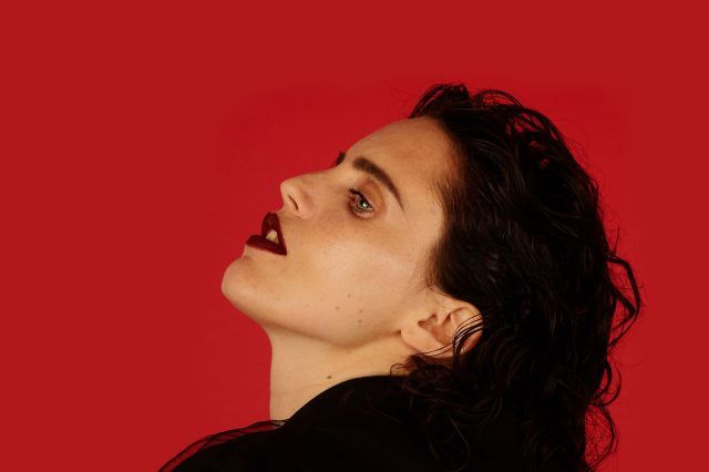 Anna Calvi por Maisie Cousins Anna Calvi