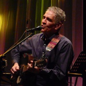 La elegante y reflexiva canción de autor de Guillermo Carrasco Guillermo Carrasco 3