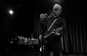 Mick Harvey en Madrid: la sosegada madurez de una leyenda australiana Mick Harvey y Amanda Acevedo en Madrid