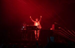 Clase magistral de Jean-Michel Jarre en el Botánico: de la electrónica cósmica al techno del siglo 21 Jean Michel Jarre en Noches del Botánico, Madrid