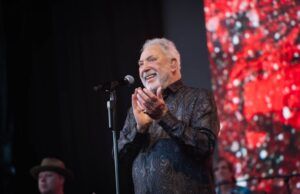 Tom Jones: un prodigio de la naturaleza en el Botánico Tom Jones en Noches del Botanico